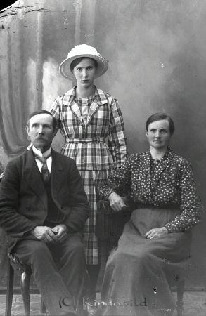 Gunhild Envall Tjustad  Slätmon
godj
Gunhild Envall Tjustad  Slätmon
Grupporträtt med två kvinnor och en man

raja
Gunhild Envall född 1905 i Tjärstad med föräldrarna Johan Gustaf Envall född 1871 i Kisa och Beda Maria född Isaksson i Tjärstad.
Gunhild gifte sig med Karl Oskar Lantz född 1904 i Ulrika.
1964 när mannen dog bodde de i Linneberg Näs Kisa.
Gunhild dog 1984 Floragatan i Kisa.
Källa: Kyrkoarkiv Kisa och Svensk dödbok 
Källa: Gerd Pettersson

Nyckelord: Envall Tjustad