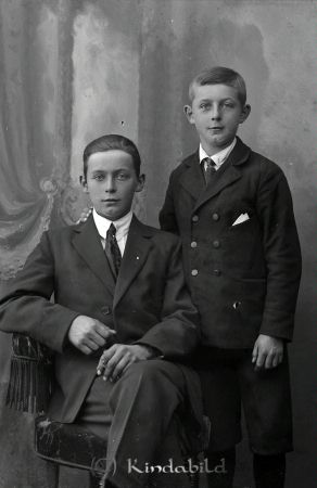 Walter Hansson  Bräntorp  Björkhult
godj
Walter Hansson  Bräntorp  Björkhult
Grupporträtt med två män

raja
Söner till Hans Patrik Hansson och Maria Karolina Larsson Bränntorp.
Kan vara: ?
Axel Patrik Natanael 1901
Gustaf Henrik Markus 1903 
Källa: Gerd Pettersson

Nyckelord: Hansson Bräntorp