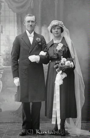 Hj  Persson  Ramshult
godj
Hj  Persson  Ramshult
Brudpar

raja
Karl Oskar Hjalmar Persson från Snararp Rumskulla och Astrid Elisabet Andersson född 1900 i Horn.
Hjalmar Persson avled 1926 och efterlämnade maka och 2 små barn.
Källa: Kyrkoarkiv Kisa 
Källa: Gerd Pettersson 

Nyckelord: Persson Ramshult