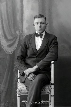 Gunnar Leandersson  Svenstorp  Horn
godj
Gunnar Leandersson  Svenstorp  Horn

raja
Axel Gunnar Leandersson född 1900 i Kisa, son till arrendatorn i Yxefalls Norrgård Anders Peter Leandersson född 1863 och Viktoria Rosalia Andersdotter född 1872 i Kisa.
Barn:
Signe Viktoria 1897
Helga Rosalia 1899
Anders Axel Gunnar 1900
Johan David Folke 1902
Agnes Elisabeth 1904
Gustaf Adolf Gillis 1905
Karl Oskar Richard 1907
Josef Konrad 1909
Hjalmar Julius 1911
Gunnar Leandersson gift 1934 med Linnéa Stolt född 1908 i Vist. De flyttade in till Bergdala Rimforsa Östergård. 
Källa: Gerd Pettersson


Nyckelord: Leandersson Svenstorp