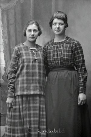 Ottilia Nilsson  Starbäcken
godj
Ottilia Nilsson  Starbäcken
Grupporträtt med två kvinnor

raja
Ottilia Nilsson född 1907 i Kisa. Syster till min farmor Rut Nilsson. 
Källa: Uffe06

Nyckelord: Nilsson Starbäcken