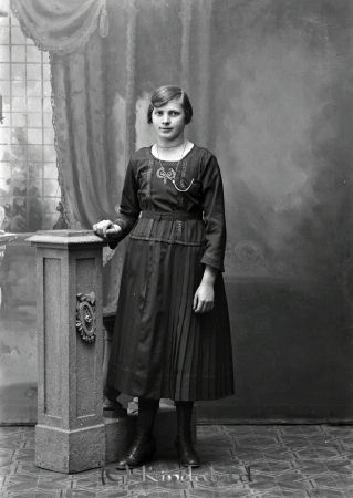 Svea Fridolf  Drögsnäs  Slätmon
godj
Svea Fridolf  Drögsnäs  Slätmon

raja
�?ldsta dottern till Karl Axel och Hilma Fridolf, född 1905 i Hult. 
Källa: Gerd Pettersson
Nyckelord: Fridolf Drögsnäs
