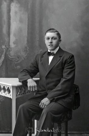 Uno Kastman  Brokullen
godj
Uno Kastman  Brokullen

raja
Byggnadsarbetare hos Bröderna Hagqvist Kisa. 
Källa: Gerd Pettersson

raja
Nils August Uno Kastman född 1903 i Odensvi, son till Per August Kastman född 1858 i Dalhem och Klara Matilda Larsson född 1864.
Per August Kastman brukade Falkemåla i Västra Eneby socken omkring 1916-20. 
Källa: Gerd Pettersson 

raja
Uno Kastman var gift med Signe. De hyrde hos Harald Eriksson Centrumhuset Kisa.
 Källa: Studiegruppen hembygdsgården
Nyckelord: Kastman Brokullen