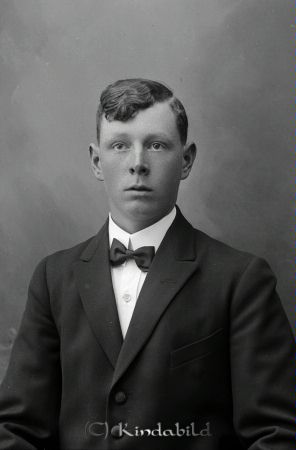 Erik Nilsson  Rangkulla
godj
Erik Nilsson  Rangkulla

raja
Detta torde vara Karl-ERIK Nilsson, född 1903-07-06 Vårdsnäs.
Död 1988-10-10. Han var nummer ett i en syskonskara på nio syskon. Fader: Frans OSKAR Nilsson, född 1878-06-25 Sandvikshult, Tjärstad. Död 1975-11-09. Gift med Augusta MARIA född Pettersson- Född 1878-04-21 Oppeby. Död 1969-02-03.
De var vid aktuell tidpunkt arrendatorer av Rangkulla, Västa Eneby. Erik var gift med Svea, 1907-01-05 -- 1998-10-10.
De hade åtta barn.
Erik var min farbror.
Källa: Staffan Edstrand

Nyckelord: Nilsson Rangkulla