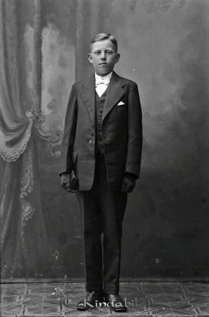 Folke Andersson  Fagerhult
godj
Folke Andersson  Fagerhult

raja
Anders Folke Vilhelm Anebreid född 1908 i Fagerhult Kisa, död 1983 i Kisa. 
Källa: Gerd Pettersson

Nyckelord: Andersson Fagerhult