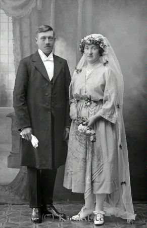 Ture Cassel Örsgänge  Tidersrum
godj
Ture Cassel Örsgänge  Tidersrum
Brudpar

raja
Sågverksarbetare Ture Vicentius Cassel född 1895 i Malexander och Hanna Matilda född Andersson 1897 i Malexander. Vigda 1923
1928 flyttade de Örsebo Norrgård Fururlund Tidersrum.
Barn:
Inga-Britt född 1924 i Tidersrum
Birger född 1925 i Tidersrum.
Källa: Folkräkning 1930 
Källa: Gerd Pettersson


Nyckelord: Cassel Örsgänge