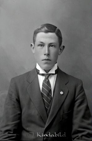Timar Gustafsson  Väsby  Slätmon
godj
Timar Gustafsson  Väsby  Slätmon

raja
Timar född 1900 i Krogsfall V'stra Eneby. Död i Linköping 1976.
Barn till torparen och predikanten Anders Gustav Gustavsson och Kristina Matilda Karlsdotter. Familjen bodde i Appeldalen under Malma 1903-1922 och flyttade sedan till Väsby.
Timar var dräng hos Karl och Anna Karlsson i Krogsfall 1922. 
Källa: Gerd Pettersson 

Nyckelord: Gustafsson Väsby
