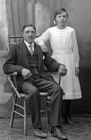 D Svensson  Backen  Karleby
godj
D Svensson  Backen  Karleby
Grupporträtt med en man och en kvinna
Nyckelord: Svensson Backen