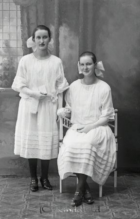 Hilda Aspeqvist  Åbyboda  Horn
godj
Hilda Aspeqvist  Åbyboda  Horn
Grupporträtt med två kvinnor

raja
Maria född 1907 och Karin född 1909, döttrar till folkskollärare 
Gustaf Aspeqvist född 1881, död 1912 och Hilda Aspeqvist född Andersson i Hedingsbo. 
Maria gifte sig med Bertil Andersson.
Karin gifte sig med Nils Carlsson, dotter Britt-Marie gift Stoekmann 
Källa: Gerd Pettersson

Nyckelord: Aspeqvist Åbyboda