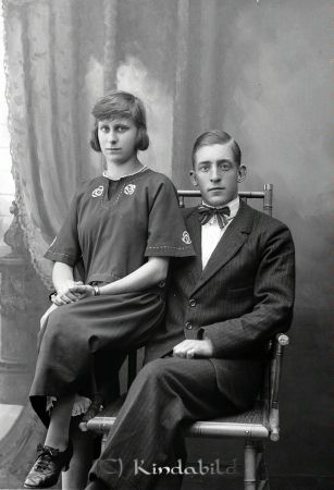 Alicé Svensson  Nargöl  Ulrika
godj
Alicé Svensson  Nargöl  Ulrika
Grupporträtt med en man och en kvinna

raja
Alice Ingeborg Svensson född 1906 och Gustaf Johansson Ormsjötorp.
Källa: Familjer och Gårdar i Ulrika
Källa: Gerd Pettersson

Nyckelord: Svensson Nargöl