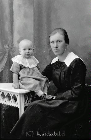 Ester Gustafsson  Skinnarsbo  Horn
godj
Ester Gustafsson  Skinnarsbo  Horn
Grupporträtt med en kvinna och ett barn

raja
Ester Gustafsson med sonen Karl-Erik född 1919. 
Källa: Gerd Pettersson

Nyckelord: Gustafsson Skinnarsbo