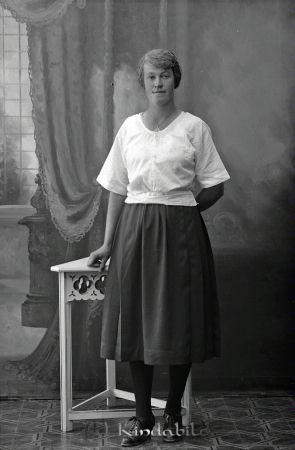 Edit Aspling  Klefsfall Kisa
godj
Edit Aspling  Klefsfall Kisa

raja
Edit Aspling född 1901 i Kisa. Hon stod som tjänarinna hos familjen
Karl Johan Vilhelm Larsson född 1869 och Amanda Ottilia Norr född 1895 båda i Kisa.
Edit Aspling var dotter till Emma Eleonora Hård från Mjölsefall
Hon kom dit 1922 och flyttade därifrån 1924 tillsammans med dottern Sonja Anna Eleonora född 1924 i Kisa.
Edit Aspling gifte sig Frid och bodde med familj i Gäddefall och senare i Kisa Värgård.
Källa: Kyrkoarkiv Kisa och Folkräkning 1970 
Källa: Gerd Pettersson

Nyckelord: Aspling Klefsfall