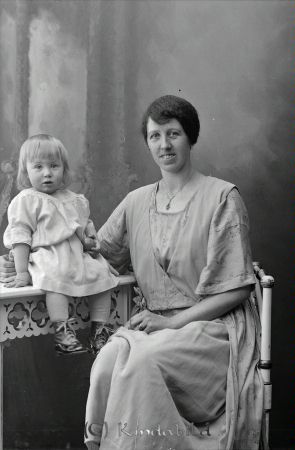 Astrid Asklöf  Hitthem
godj
Astrid Asklöf  Hitthem
Grupporträtt med en kvinna och ett barn

raja
Astrid Asklöf med dottern Siv född 1922.
Astrid Asklöf född Karlsson gift med Karl August Asklöf.
Sonen Bernt född 1930.
Astrid Asklöf hade ett konditori i Solhill Horn.
Bernt Asklöf utbilade sig till folkskollärare och bodde i Asarum 1960.
Han var gift 1955 med Monika född Borulf och de fick två döttrar.
1975 bodde familjen i Linköping. 
Källa: Gerd Pettersson

Nyckelord: Asklöf Hitthem