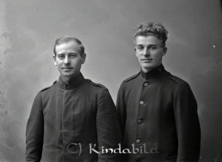 Kapten Wallin  Kisa
godj
Kapten Wallin  Kisa
Grupporträtt med två män i Frälsningsarméns uniform
Nyckelord: Kapten Wallin
