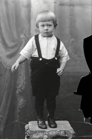 Hilda Brogren  Långebro  Horn
godj
Hilda Brogren  Långebro  Horn

raja
Inge Karl Vallentin född 1921 son till Axel och Hilda Brogren. Inge bor sedan 1960-talet på Hövesby gård i �?rtomta socken. 
Källa: Gerd Pettersson

Nyckelord: Brogren Långebro