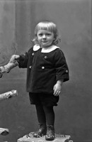 Filnamn=Stahre - 10829.jpg
Filstorlek=17KiB
Dimensioner=292x450
Uppladdade datum=Jul 08, 2007 Stahre - 10829.jpg