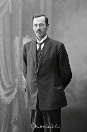 Arvid Nilsson Idhult  Björkhult
godj
Arvid Nilsson Idhult  Björkhult
Nils ARVID Nilsson, född tvilling 1888-04-06 i Idhult, Oppeby, död 1971-06-17 i ?tvid. Källa: Porträttfynd, www.genealogi, bild nr #21978. 
Nyckelord: Nilsson Idhult
