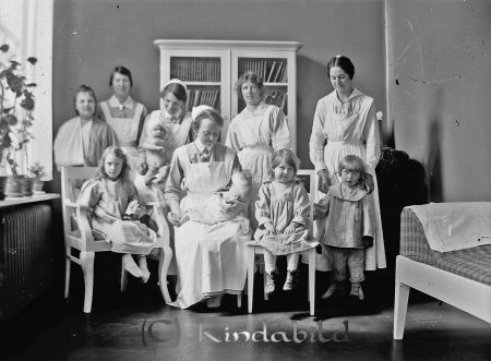 Alva Andersson  Fagerhult
Alva Andersson  Fagerhult
Grupporträtt med 5 sjuksköterskor och fem barn i sjukhusrum
Nyckelord: Andersson Fagerhult