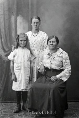 Signe Gustafsson  Halgsjöstugan  Svalsjö
godj
Signe Gustafsson  Halgsjöstugan  Svalsjö
Grupporträtt med tre kvinnor

raja
Signe Frejd Gustavsson född 1891 i Kisa. Bodde i Bringstorp Halvsjöstugan. Frånskild 1915.
Dotter Ellen Andersson född 1916 i Tidersrum (den minsta) Flyttar till Vårdsnäs 1936. Hon gifte sig Svahn 1940. Dog 1951 i Halvsjöstugan Kisa.
Källa: Kyrkoarkiv Kisa 
Källa: Gerd Pettersson
 

Nyckelord: Gustafsson Halgsjöstugan