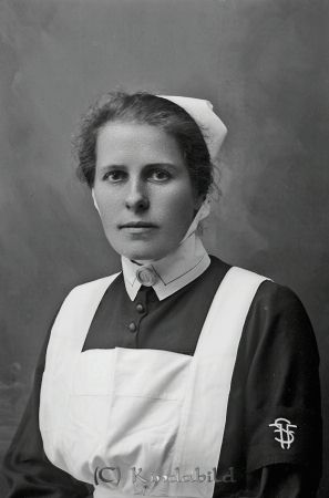 Ida Andersson  Ålderdomshemmet  Horn
godj
Ida Andersson  Ålderdomshemmet  Horn

raja
Ida Johanna Andersson född 1890 i Asby, dotter till Anders Johan Jonasson och Johanna Maria Andersdotter
Barn:
ohan Martin 1874-05-24
Emma Maria 1876-03-20
Carl Herman 1878-05-08
Gustaf Robert 1881-01-29
Anna Mathilda 1883-03-14
Anders Algot 1885-06-06
Ernst Ferdinand 1888-04-03
Hilda Carolina 1888-04-03
Agda Elisabeth 1894-07-01
1912 till Eksjö 
1913 till Kisa står hon skriven som mejerska på Kisa lasarett.
1914 flyttar hon till Stockholm
1923 kom hon som föreståndare till Tyrisfors Ålderdomshem i Horn
1946 var hon kvar som föreståndare, men 1951 hade hon flyttat till fastigheten Valla Flarka Horn.
1957 bodde hon i Karlsborg 2 Rydsnäs. Hon dog 1972
Hennes bror Algot var chef för Kisa Slakteri och brodern Herman hade affär i Ådala Slätmon.
Källa: Folkräkning 1860-1947, 1950 och 1960 och V dödbok
Källa: Gerd Pettersson

Nyckelord: Andersson Ålderdomshemmet