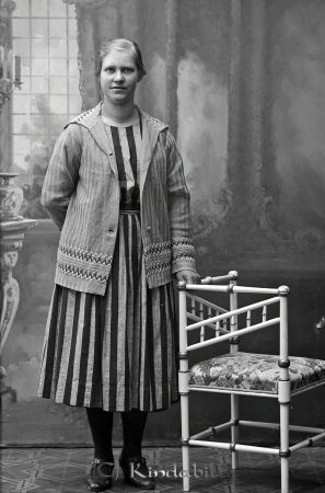 Ruth Enqvist  Rumma  Horn
godj
Ruth Enqvist  Rumma  Horn

raja
Rut Maria Enqvist född 1902 i Horn, dotter till Karl Johan Enqvist och Emma Karolina Svensdotter född 1873 i Horn.
Syskon: Josef född 1906
Elvi Josefina född 1908
Nils född 1910
Ture född 1913
Lilly född 1916
Ruth Enqvist gift 1927 med Anders Emil Karlsson född 1899 i Västra Eneby.
barn. Sven Emil född 1928 och Anne-Marie född 1933 i Västra Eneby.
Källa: Folkräkning 1860-1947 
Källa: Gerd Pettersson

Nyckelord: Enqvist Rumma