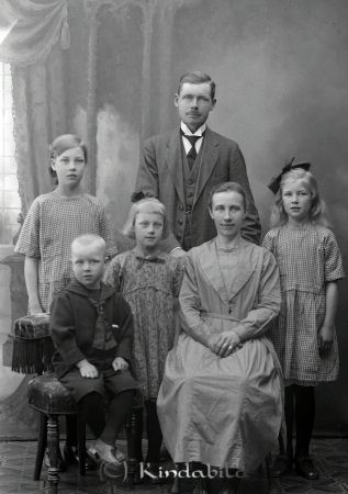 Karl Isaksson  ?rteryd  Hägerstad
godj
Karl Isaksson  ?rteryd  Hägerstad
Grupporträtt med en man en kvinna och fyra barn

raja
Karl Isak isaksson född 1882 med hustru Gunhild född Karlsson och barnen Ingrid, Birgit, Karin och Gösta.
Källa: Sv Gods och Gårdar. 
Källa: Gerd Pettersson

Nyckelord: Isaksson ?rteryd