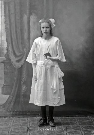 Agda Björklund  Fagerhult
godj
Agda Björklund  Fagerhult

raja
Agda Maria Björklund född 1911-12-26.
Bildens årtal kan inte stämma, då hon bara skulle vara 10-11 år på fotot? 
Källa: Gerd Pettersson 

Nyckelord: Björklund Fagerhult