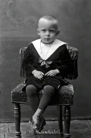 Sixten  Sandshult
godj
Sixten  Sandshult

raja
Sixten Fernström född 1922 i Skänninge, barn till Rut Elisabet Fernström född 1898 från Motala.
Sixten kom som fosterbarn till Karl August Karlsson född 1883 och Emilia Sofia född Löf född 1884. Familjen bodde i Sandshult under Föllingsö Kisa.
Sixten gifte sig med Marianne Strömberg född 1929 i Södra Vi.
Tre döttrar Kristina, Birgitta och Ing-Marie,
Källa: Kyrkoarkiv Kisa och Folkräkning 1970. 
Källa: Gerd Pettersson

Nyckelord: Sixten Sandshult