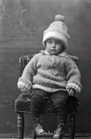 Carl Skott  Misterfall
godj
Carl Skott  Misterfall

raja
Karl Gösta Skott född 1924 son till Karl Einar och Signe Ottilia Skott i Mokullen under Misterfall.
Källa: SVAR Kyrkoarkiv Kisa 
Källa: Gerd Pettersson 

Nyckelord: Carl Skott Misterfall
