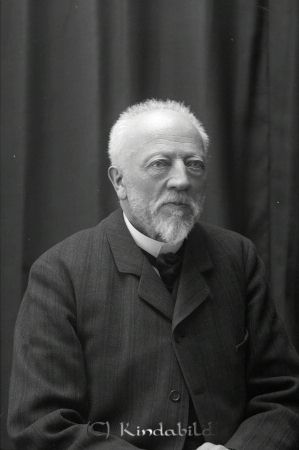 J P von Wachenfeldt  Kisa
godj
J P von Wachenfeldt  Kisa

raja
Johan Peter von Wachenfeldt född 1828 i Roasjö. �?lvsborgs län.
Enligt Folkräkning 1900 är han apotekare i Kisa och skrivs som änkoman med barnen Ingeborg Hedvig född 1862 och Karl född 1864, båda i Kisa.
Johan Peter von Wachenfeldt lät bygga det hus på Storgatan i Kisa , där senast bokhandeln var belägen. När det byggdes omkring 1864 inrymdes apotek i fastigheten. En vacker trädgård var anlagd som räckte ända ner till Kisaån, enligt en trädgårdsritning som finns bevarad. 
Källa: Gerd Pettersson

Nyckelord: von Wachenfeldt