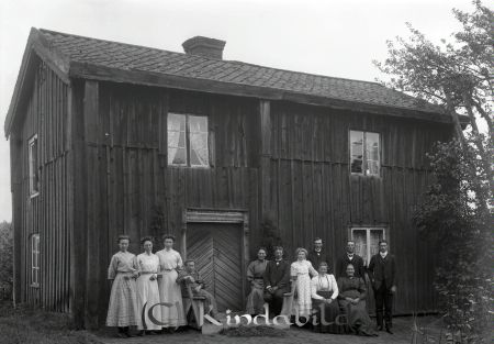 Hus Landslap Grupporträtt
godj
Hus Landslap Grupporträtt
Grupporträtt med tolv personer
gepe
Kvarnstugan Verveln familj Lars Peter Viktor Olofsson.
Nyckelord: Hus Landslap Grupporträtt