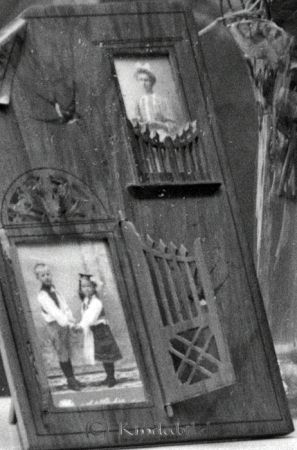 Maria Isaksson Bjerkeryd
godj
Maria Isaksson Bjerkeryd
Minnestavla för fotografier utsågad med lövsåg
Lövsågsarbeten populära på 1920-talet
Nyckelord: Maria Isaksson Bjerkeryd