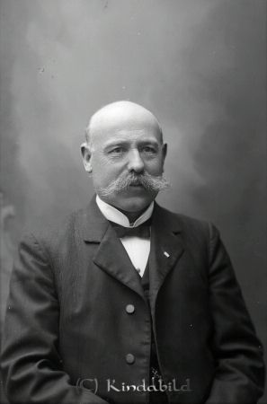 Elof Nilsson Horn
godj
Elof Nilsson Horn

raja
Elof Nilsson född 1856 i Södra Vi. Han var gift med Maria Lovisa Jakobsdotter född 1864 i Horn. 
1890 bodde han med familjen i Uddemåla. Två barn Anders Helmert född 1883 i Horn och Emmy Karolina född 1887.
1910 var han handlande i Åby bruk.
Källa: Folkräkning SVAR 1890 och 1910
Källa: Gerd Pettersson

Nyckelord: Nilsson Horn