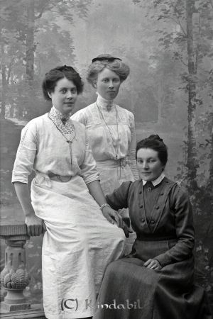 Hilma Rundbom Boås
godj
Hilma Rundbom Boås
Grupporträtt med tre kvinnor

raja
Hilma Sofia Rundbom född 1888 står i mitten. 
Källa: Gerd Pettersson

Nyckelord: Rundbom Boås