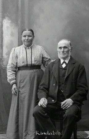 F G Samuelsson  L:a Grefverum
godj
F G Samuelsson  L:a Grefverum
Grupporträtt med en man och en kvinna
Nyckelord: Samuelsson Grefverum
