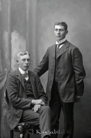 Axel Isaksson Fröåsa
godj
Axel Isaksson Fröåsa
Grupporträtt med två män

raja
Till höger Axel Patrik Isaksson född 1892 i Horn, son till Isak Viktor Isaksson född 1854 i Kisa och Emma Kristina Karlsson född 1866 i Tjärstad. Isak Isaksson med familj flyttade till Årteflod.
 Källa: Sv dödbok 
Källa: Gerd Pettersson
Nyckelord: Isaksson Fröåsa