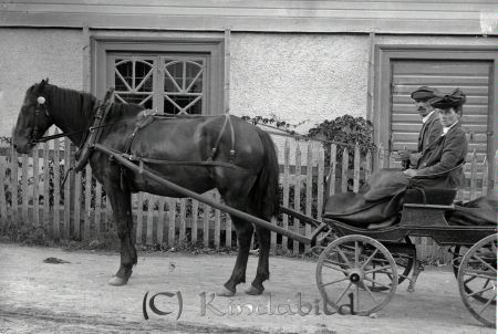 Frida Jakobsson Sundsnäs
godj
Frida Jakobsson Sundsnäs
Grupporträtt  Hästrtansport
Häst  Vagn  Man Kvinna 
På Grönedegatan vid fotografens ateljé

raja
Johan Emil Jakobsson född 1878 i Malexander död 1967 i Kisa och Augusta Alfrida Svensson född 1879 i Kisa och död 1957 i �?sttorp Kisa..
1910 varde arrendatorer i Charlottendal under Sundsnäs,
Barn:
Helga Josefina född 1901 i Kisa
Elsa Maria född 1904 i Kisa
Olga Augusta född 1907 i Kisa
Agda Margareta född 1909 i Kisa 
Källa: Gerd Pettersson 

Nyckelord: Jakobsson Sundsnäs