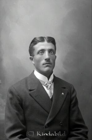 Arvid Johansson Brokullen
Agodj
Arvid Johansson Brokullen

raja
Karl Arvid Johansson född 24.8.1886 i Klevsfall Kisa 
död 12.10 .1975 Linneg.35 Kisa 
Källa: DNR
Nyckelord: Johansson Brokullen