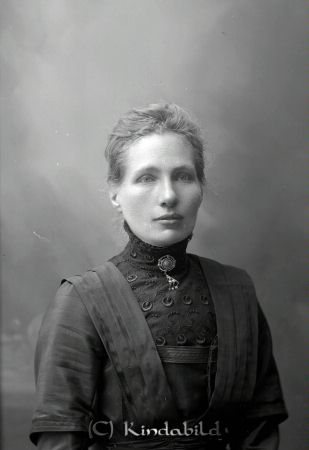 Fru Allard Forså
godj
Fru Allard Forså

gepe
Amanda Maria Adolfsson född 1874 i Norra Vi, hustru till trädgårdsmästaren Karl Henrik Allard Forså.
Källa: Folkräkning 1910
Nyckelord: Fru Allard