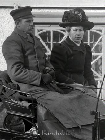 Anders Gustafsson Hökhult Horn
godj
Anders Gustafsson Hökhult Horn

Grupporträtt med en man och en kvinna i en vagn

raja
Anders Ludvig Gustafsson född 1877 och Ester Matilda Frejd född 1880 i Hallingeberg. De fick en son Anders Gustaf Filip född 1910.
Familjen antog namnet Lindström.
Källa: Folkräkning 1860-1947 
Källa: Gerd Pettersson

Nyckelord: Gustafsson Hökhult