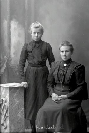 Helga Ramstedt Korpklef
godj
Helga Ramstedt Korpklef
Grupporträtt med två kvinnor

raja
Till vänster Helgas syster Tekla, till höger Helga Maria född i Tidersrum 1885 02 07.Flyttat till Bellö 1916 03 01 enligt husförhörslängd 
Källa: mayca

Nyckelord: Ramstedt Korpklef Korpklev