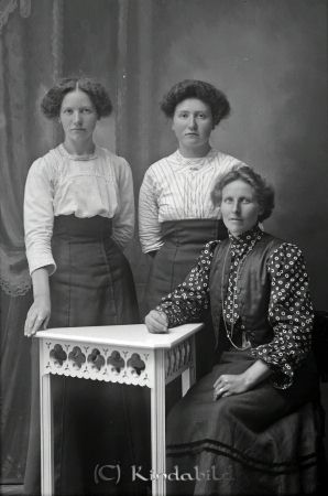 Betty Jonsson Måla
godj
Betty Jonsson Måla
Grupporträtt med tre kvinnor
Nyckelord: Betty Jonsson