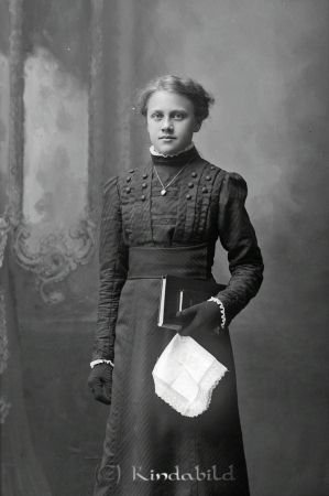 Rut Nilsson Starbäcken
godj
Rut Nilsson Starbäcken

raja
Konfirmationsbild
Rut Alfrida Nilsson född 1898 i Nykil, gift 1934 och död 1966 i Norrköping.
Rut var dotter till Oskar Fredrik Nilsson och Hulda Maria Svensson.
Källa: Kyrkoarkiv Kisa och Sv dödbok. 
Källa: Gerd Pettersson 

raja
Min Farmor.
Hulda var född Svensdotter. 
Farmor föddes i Wallsnäs Nykil. De var vad jag vet 12 st syskon.
Farmor gifte sig med min farfar Karl Lengqvist. 
Källa: Uffe06


Nyckelord: Nilsson Starbäcken
