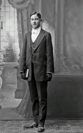 Tage Sterner Kisa
godj
Tage Sterner Kisa

raja
Tage Sterner född Liljendal 1898 i Kisa. Han var fosterson till Otto Sterner vaktmästare vid Kisa fängelse. Gift 1929 och död 1975 i Linköping.
Källa: Sv dödbok 
Källa: Gerd Pettersson 

Nyckelord: Tage Sterner