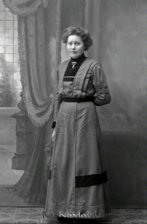 Hilda Gustafsson Höckhult
godj
Hilda Gustafsson Höckhult

raja
När Hilda gifte sig med Axel Andersson fick hon en byrå av sina föräldrar i bröllopspresent. Den står i min dotters rum nu. Hilda och Axel fick barnen Harry, Alice, Viola, Ingrid, Margit, Sven, Ingemar och Olle. Syskonen med familjer brukade träffas hos Alice i Trossbonäs,(1915-1983), på hennes födelsedag. Fortfarande träffas de i släkten som vill och kan söndagen närmast hennes födelsedag. Alice var min farmor. 
Källa: Ann-Sofie Olovsson
Nyckelord: Gustafsson Höckhult