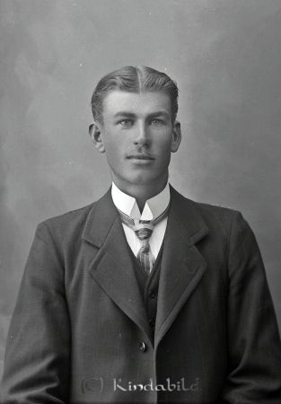 Axel Andersson Hitthem
godj
Axel Andersson Hitthem

raja
Axel Andersson var gift med Märta.
 Barn: Lennart, Ingmar, Birger, Barbro, 
 Axel Andersson var lantbrukare i Hitthem och flyttade sedan till Kisa.
 Sonen Lennart var född 1925, gift med Gun. De hade sonen Lars-Göran.
 Källa: Studiegruppen hembygdsgården 
Nyckelord: Andersson Hitthem