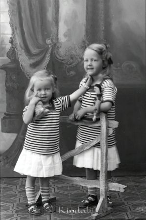 Fru Widegren Villa Carlborg
godj
Fru Widegren Villa Carlborg
Grupporträtt med två barn
Nyckelord: Widegren Carlborg
