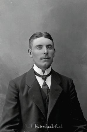 Fridolf Pettersson Äpplerum Horn
godj
Fridolf Pettersson Äpplerum Horn

raja
Fridolf Pettersson född 1887 i Horn, son till Frans Alfred Petersson född 1842 och Ida Karolina Andersdotter född 1849.
 Familjen bodde i Höghult 1891-95.
 Syskon:
 Elin Karolina 1877
 Peter Alfred Verner 1881
 Karl Oskar 1884
 Axel Helge Valfrid 1892
 Under perioden 1906-12 var han dräng i Njölhult Östergård
 Flyttade till Kisa 1915 och heter då Fransson.
 Han var gift med Hilma Elsa Vilhelmina Nilsson född 1897 i Kisa
 1935 flyttade de till Kisaborg och han stod skriven som vägarbetare.
 1960 bodde de i Eriksborg.
 Han blev änkoman 1979 och han själv gick bort 1991 och då bodde han på Värgårdsplan 2 i Kisa.
 En mycket fin och trevlig man.
 Källa: Studiegruppen hembygdsgården och Folkräkning 1860-1947. 1960 och Sv dödbok. 
Nyckelord: Pettersson Äpplerum