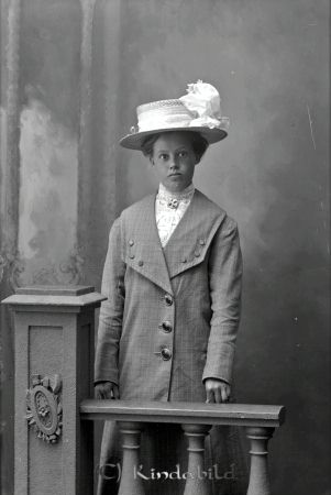 Elin Karlsson Pålhult Slätmon
godj
Elin Karlsson Pålhult Slätmon

raja
Agda Elin Viktoria Karlsson född 1893 i Västra Eneby, dotter Anders Johan Karlsson och Anna Lovisa Nilsdotter Pålhult.
Källa: SVAR Folkräkning 1910 
Källa: Gerd Pettersson

Nyckelord: Karlsson Pålhult