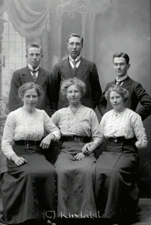Elof Svensson Wimantorp
godj
Elof Svensson Wimantorp
Grupporträtt med tre män och tre kvinnor
Nyckelord: Svensson Wimantorp